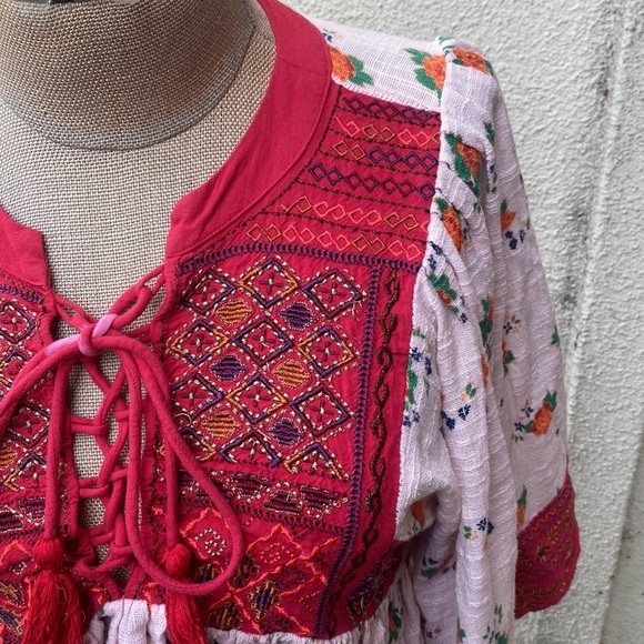 Free People Kissed By The Sun adorable cropped top with great embroidery - Picture 3 of 14